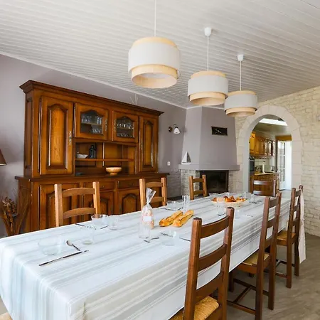 Holiday home Charmante Maison Pour 10 Personnes